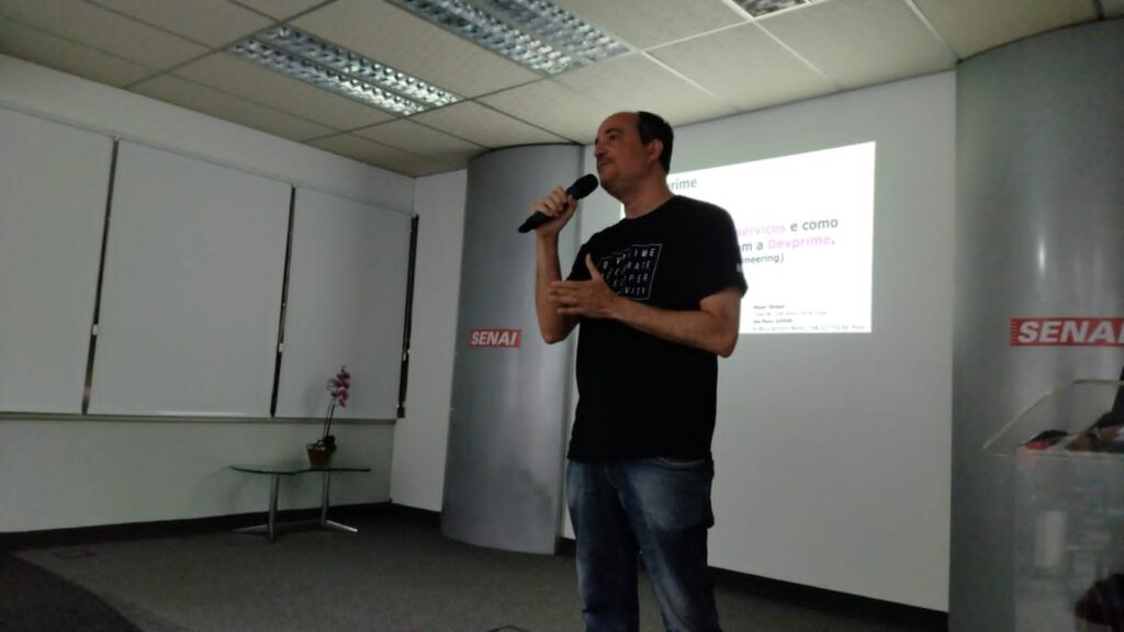 Ramon Durães, CEO da Devprime palestrando no SENAI em São Paulo sobre o desenvolvimento de microsserviços.